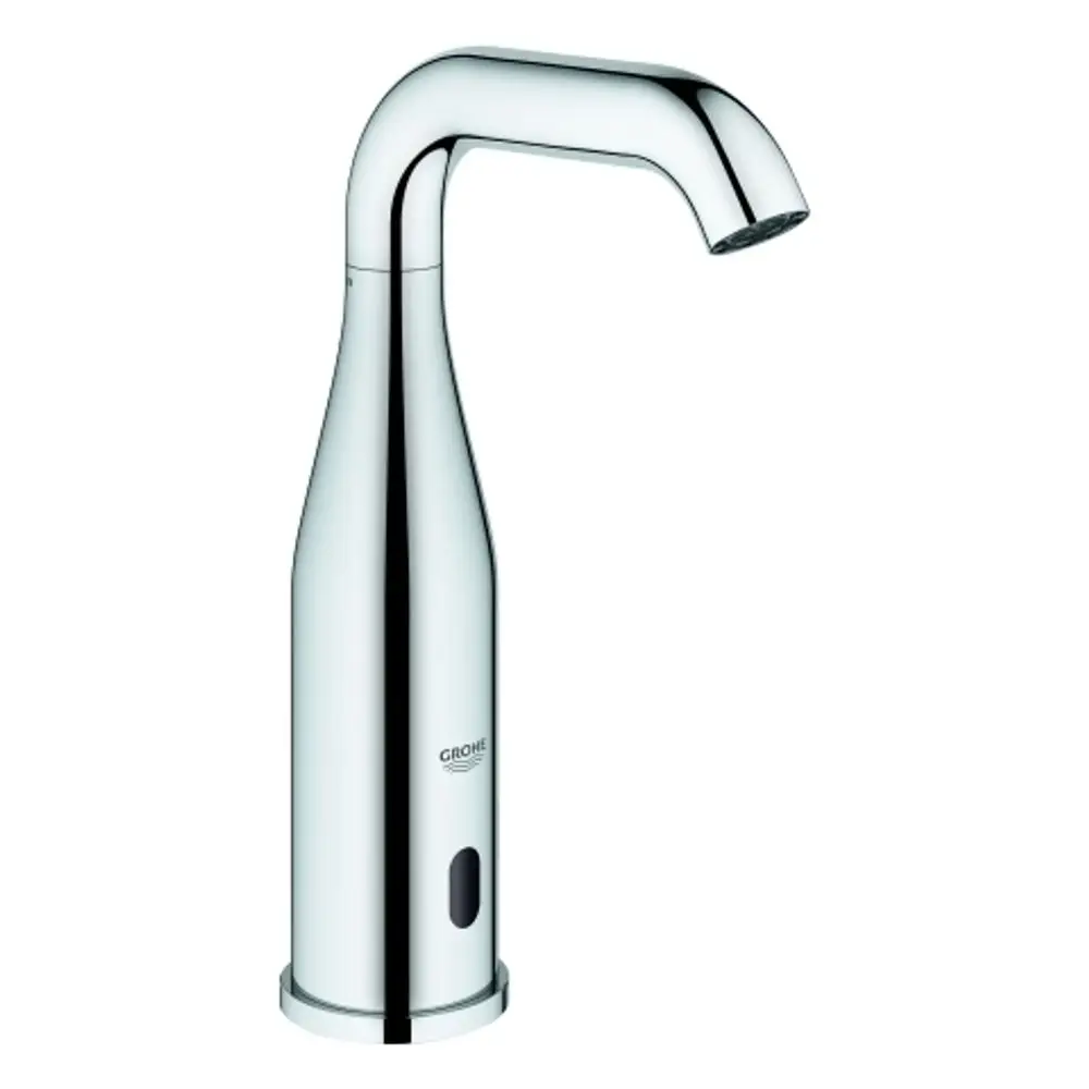 Grohe-Wasserhahn mit einer geschwungenen Form und chromfarbener Oberfläche. Der Hahn verfügt über einen automatischen Sensorsystem zur Berührungslosigkeit.
