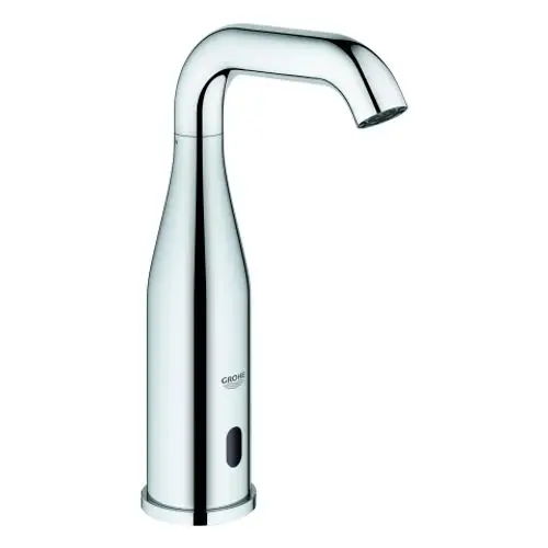Grohe-Wasserhahn mit einer geschwungenen Form und chromfarbener Oberfläche. Der Hahn verfügt über einen automatischen Sensorsystem zur Berührungslosigkeit.