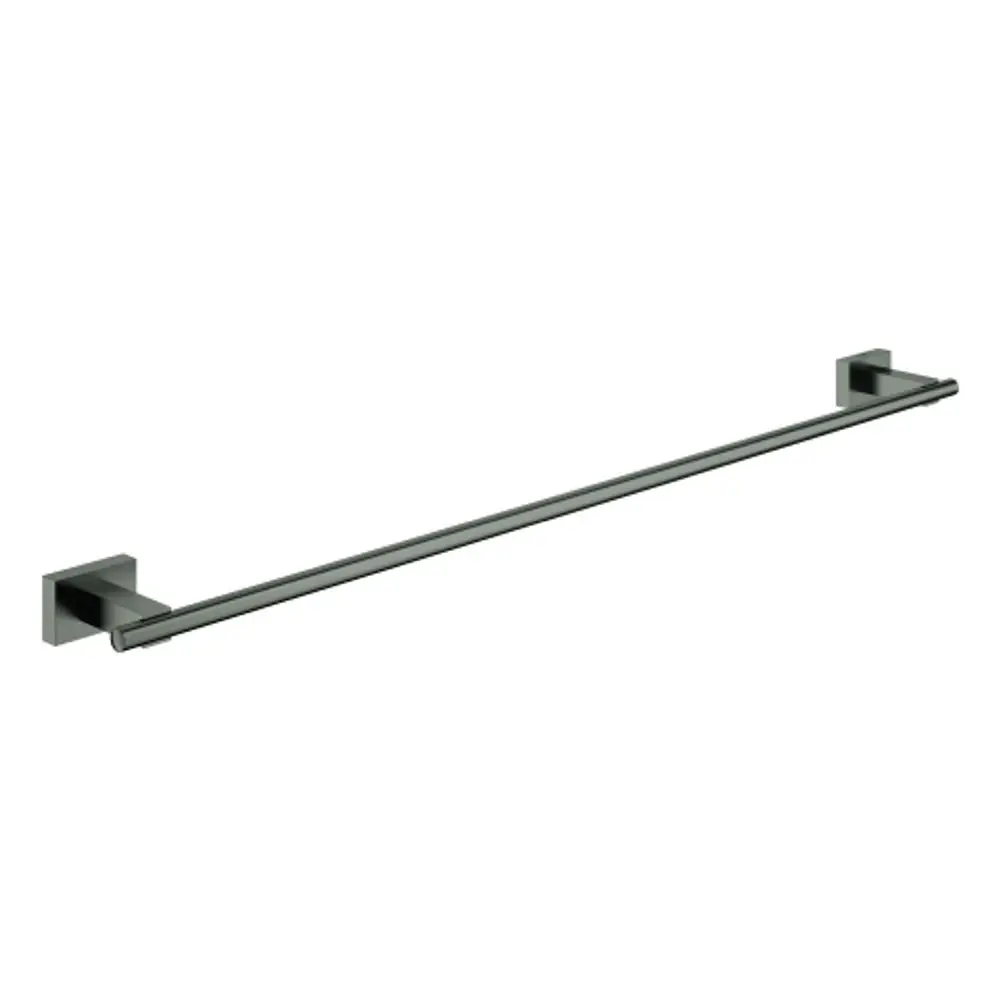 Grauer Badetuchhalter an zwei Wänden montiert, mit klaren, rechteckigen Wandhaltern. Produkt von Grohe für die Badezimmerausstattung.