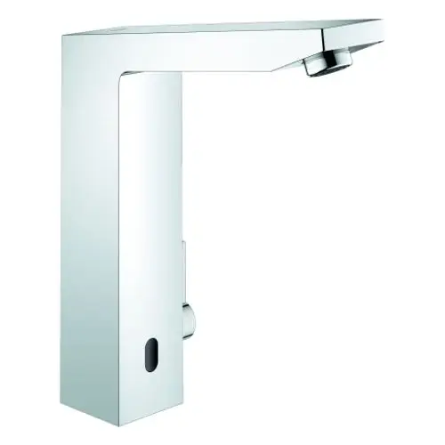 Eckige, verchromte Wasserarmatur von Grohe mit einem sensorischen Auslass, geeignet für die Montage in modernen Badezimmern.