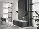Bad mit einer großen Wanne, modernen Fliesen in dunklen Tönen, einem Wasserhahn und einer Dusche. Große Fenster sorgen für natürliche Beleuchtung. Pflanzen und minimalistische Möbel ergänzen das Design.