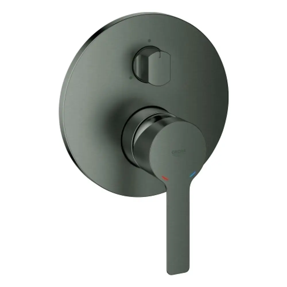 GROHE Mischbatterie in mattschwarzem Design mit einem runden Wandplatten und einem hebelartigen Bediengriff zur Regulierung von Wasserfluss und Temperatur.