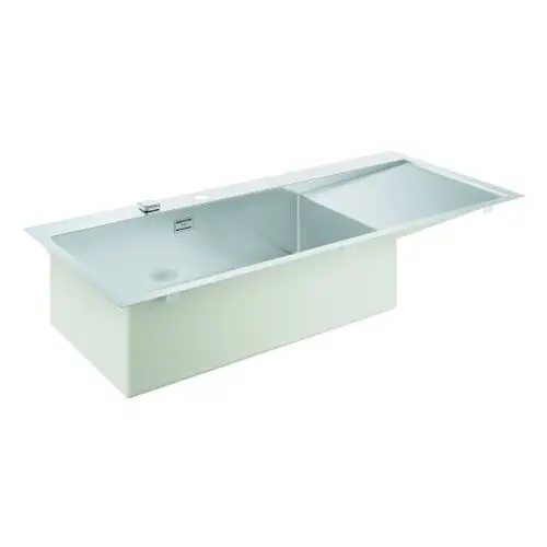 Grohe Spüle mit zwei Becken und einem flachen, quadratischen Edelstahldeckel, montiert auf einem rechteckigen Unterbau, positioned links.