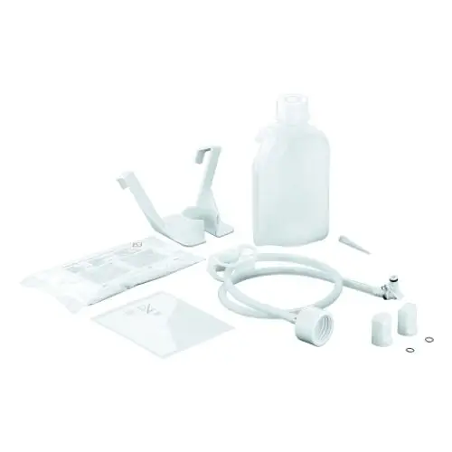 Set mit verschiedenen Sanitärteilen, darunter eine Wasserflasche, Schläuche, Adapter und Halterungen, in weißer Farbe auf einem hellen Hintergrund.