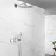 Grohe Handbrause mit flexibler Halterung und verchromter Oberfläche, montiert an einer gefliesten Wand mit marmoriertem Design und glasbeschichtetem Duschbereich.