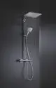 Grohe Duscharmatur mit geneigtem Kopf und Handbrause, an der Wand montiert. Wasser fließt in einem gleichmäßigen Strahl herunter. Moderner, minimalistischer Look auf dunklem Hintergrund.