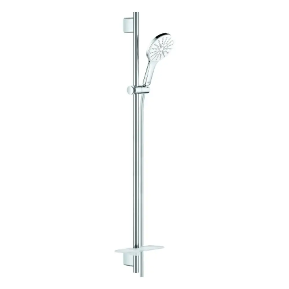 Grohe Duschsystem mit Handbrause, montiert an einer vertikalen Stange. Eine Ablage ist integriert. Das Design ist in chrom und hellen Farbnuancen gehalten.