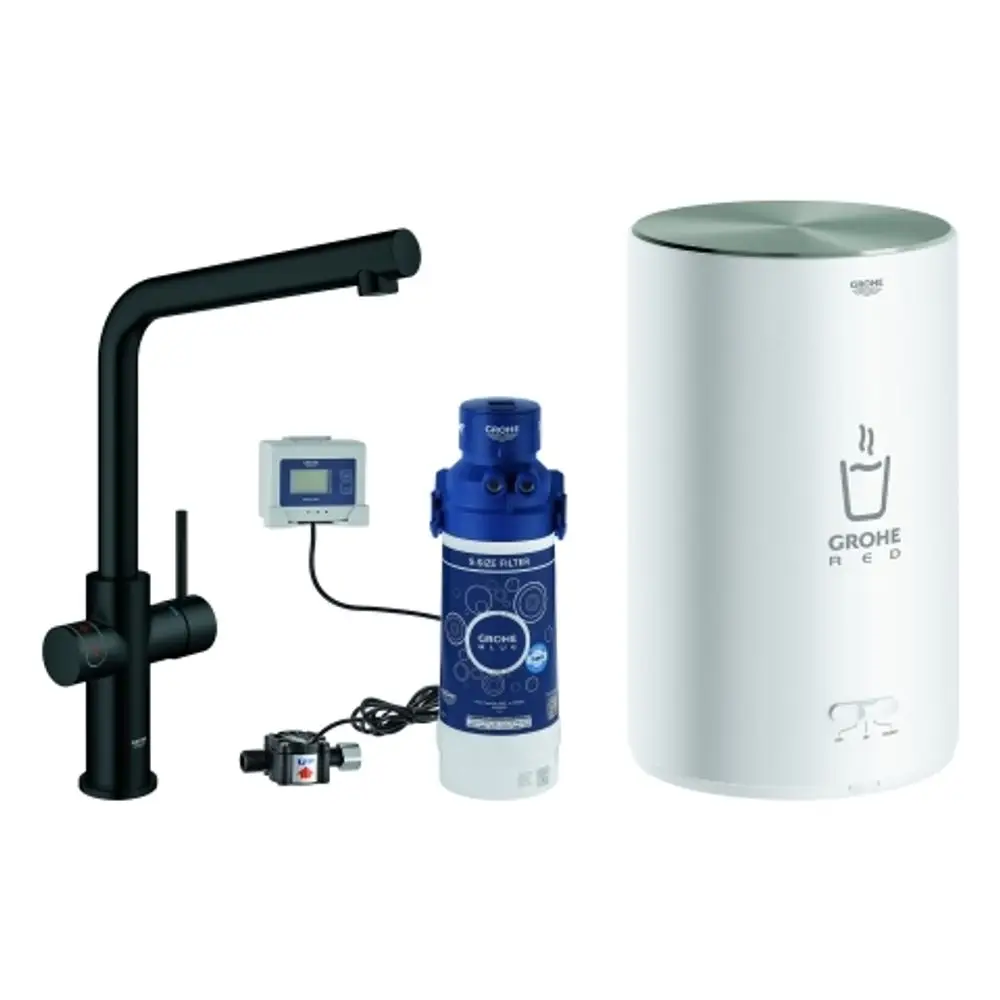Grohe Armatur in Schwarz mit einem hohen Auslauf, verbunden mit einem blauen Wassertank und einem Steuergerät. Das System ist für die Zubereitung von heißem Wasser konzipiert.