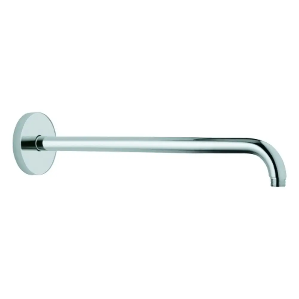 Chromefarbenes Brausearm von Grohe mit einer leichten Biegung und einer geraden Befestigung auf einer runden Wandplatte.