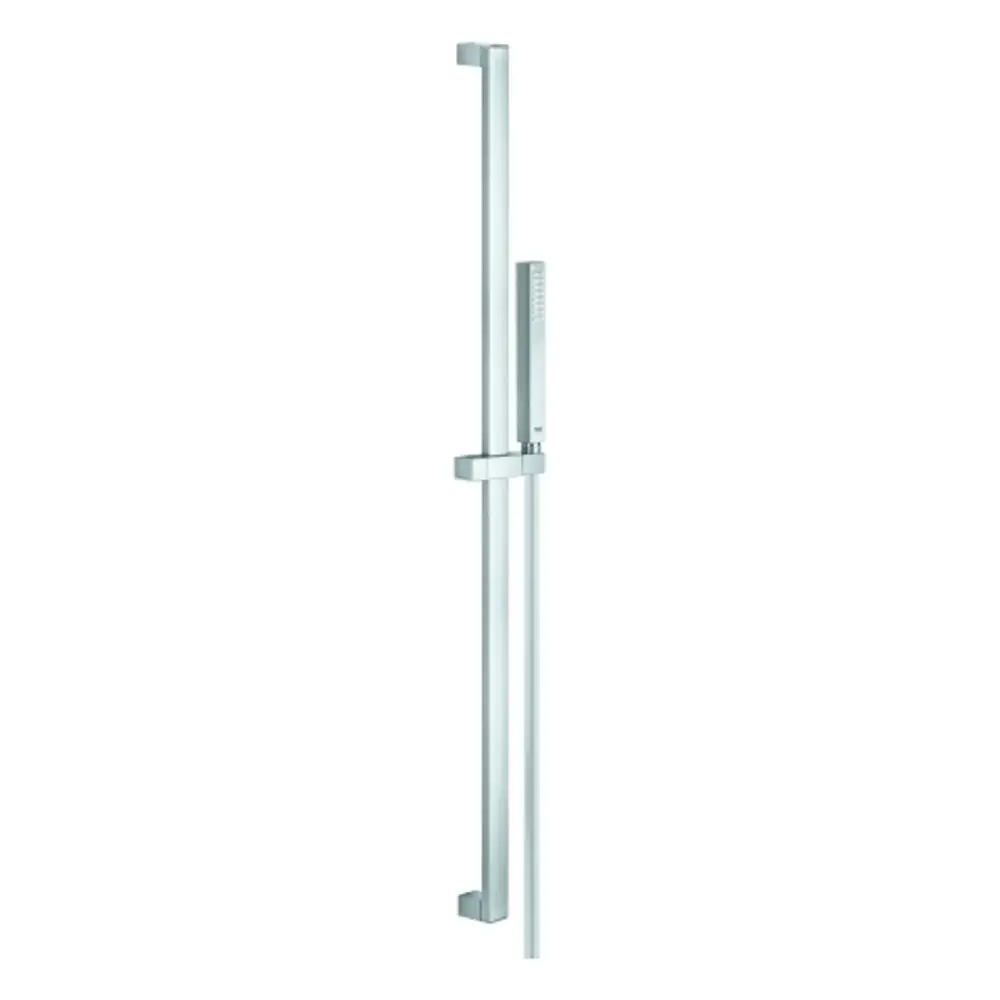 Grohe Brausegarnitur in Chrom, bestehend aus einer vertikalen Stange mit Handbrause und Halterung, auf hellem Hintergrund.