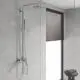 GROHE Duschsystem mit Kopfbrause und Handbrause, montiert an der Wand. Verchromte Oberflächen und Einhandmischer. Dusche in modernem, hellen Badezimmerambiente.