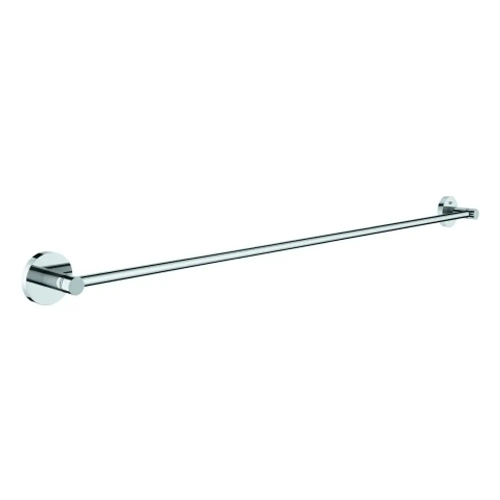 Heller Badetuchhalter aus Metall in Chromoptik, an einer wandmontierten Halterung angebracht. Produkt von Grohe für die moderne Badezimmergestaltung.
