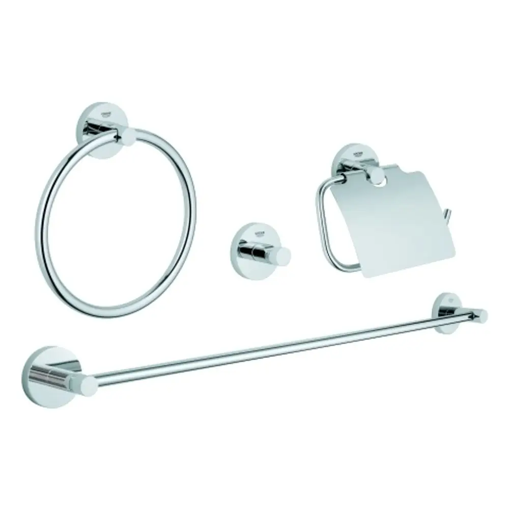 GROHE Bad-Accessoire Set in Chrom, bestehend aus Handtuchring, Toilettenpapierhalter, Velourstuchhalter und Handtuchstange, an Wänden montiert.