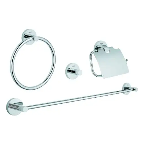 GROHE Bad-Accessoire Set in Chrom, bestehend aus Handtuchring, Toilettenpapierhalter, Velourstuchhalter und Handtuchstange, an Wänden montiert.