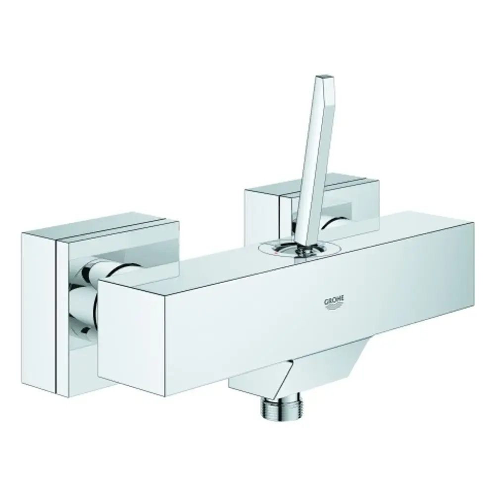 Chromfarbene GROHE-Brausebatterie mit einer quadratischen Form und einem einzelnen Hebel zur Steuerung des Wasserflusses, wandmontiert.
