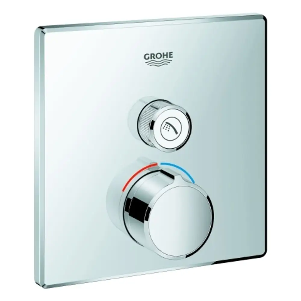 Wandmontierter Grohe Mischer mit einem grauen Drehknopf zur Temperatureinstellung und einem separaten Schalter für den Wasserfluss, auf einem glänzenden Edelstahlplatten-Hintergrund.