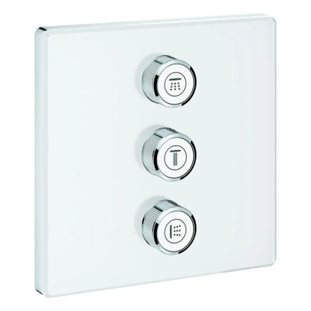 Drei verchromte Drehknöpfe auf einem weißen, quadratischen Panel. Das Produkt ist von Grohe und dient zur Steuerung eines Ventils.