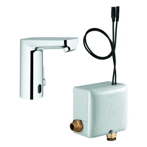 Chromfarbener Wasserhahn mit integrierter IR-Elektronik von Grohe, verbunden mit einer Steuerbox, die Mischwasserregulation ermöglicht.