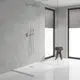 Duschbereich mit einer verglasten Trennwand, einem modernen Duschkopf und einem Handbrause-Mischer. Grohe Armaturen an einer hellen Wand, weiße Fliesen und ein Hocker mit Handtüchern.