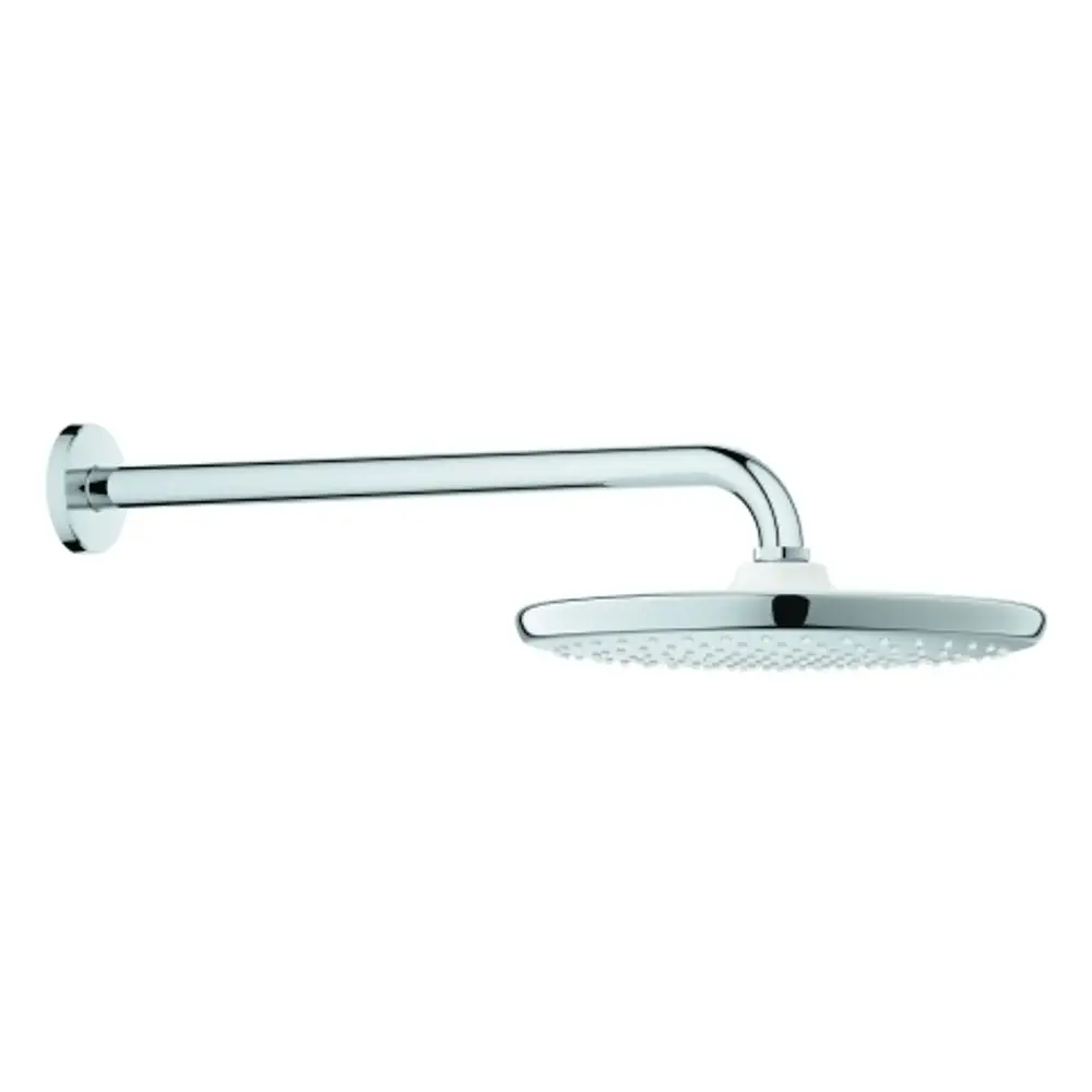 Grohe Duschkopf mit verchromter Oberfläche und einem langen, geraden Brausearm. Der Kopf hat eine flache Form mit Düsen für gleichmäßigen Wasserfluss.