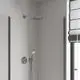GROHE Duschkopf an Wandmontage, verbunden mit einer Handbrause. Wand mit Glasschiebetüren und einem Fenster mit Rollos in einem neutralen Badezimmer.