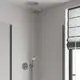 Duschbereich mit einer Deckenbrause von Grohe in Chrom, einer Handbrause und einem Duschthermostat. Helle Wandverkleidung und Fenster mit Jalousie.