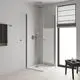 Duschbereich mit transparenten Glasabtrennungen, abgehängter Kopfbrause und Handbrause von Grohe, sowie einem kleinen Tisch mit Pflegeprodukten. Holzfussboden und Fenster mit Rollos.