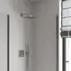 GROHE Duschkopf in chrom mit quadratischem Design, montiert an der Wand, ergänzt durch eine Handbrause und einen modernen Duschhebel. Helle Wände im Badezimmer.