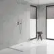 Grohe Duschsystem in einem modernen, lichtdurchfluteten Badezimmer mit weißen Fliesen, einer Glasduschwand und einem Holzstuhl mit Handtüchern.
