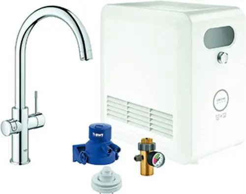 GROHE Wasserhahn in Edelstahloptik zusammen mit einem kompakten weißen Gerät und mehreren Zubehörteilen für die Wasseraufbereitung.