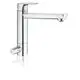 GROHE Wasserhahn mit einem schlanken, verchromten Design und einem Hebel zur Regulierung des Wasserflusses, montiert auf einer glatten, reflektierenden Oberfläche.