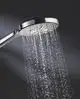Grohe Handbrause mit rundem Kopf, die Wasserstrahlen gleichmäßig verteilt. Der Wasserfluss bildet feine Tropfen, die sanft nach unten fallen.