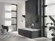GROHE Handbrause mit Wandhalterung in einem modernen Badezimmer. Weiße Wanne und dunkle Fliesen; große Fenster mit natürlichem Licht. Pflanzen und ein Stuhl ergänzen den Raum.