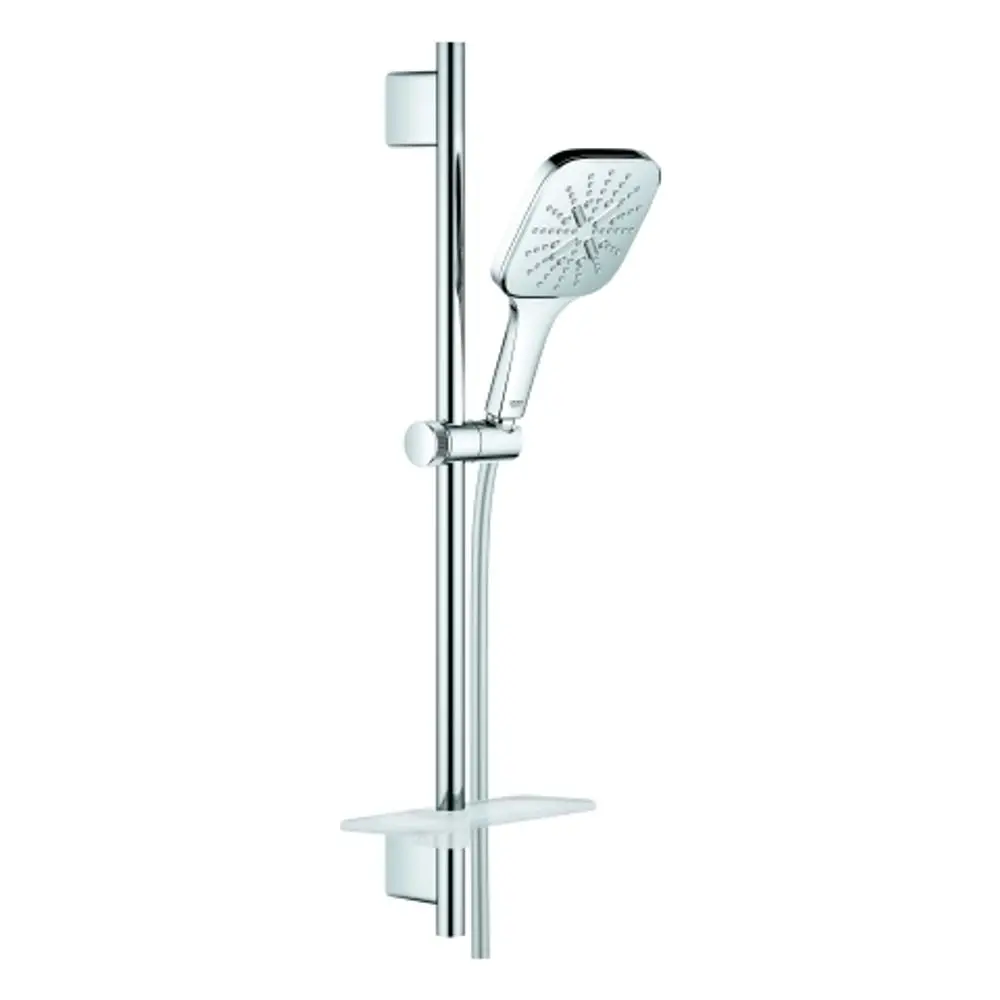 Grohe Brauseset mit Handbrause und Schlauch, an einem Stangensystem montiert. Eine Ablagefläche unterhalb der Brause. Verchromte Oberfläche.