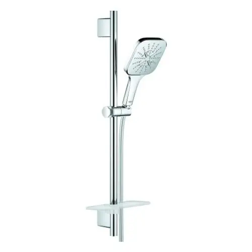 Grohe Brauseset mit Handbrause und Schlauch, an einem Stangensystem montiert. Eine Ablagefläche unterhalb der Brause. Verchromte Oberfläche.