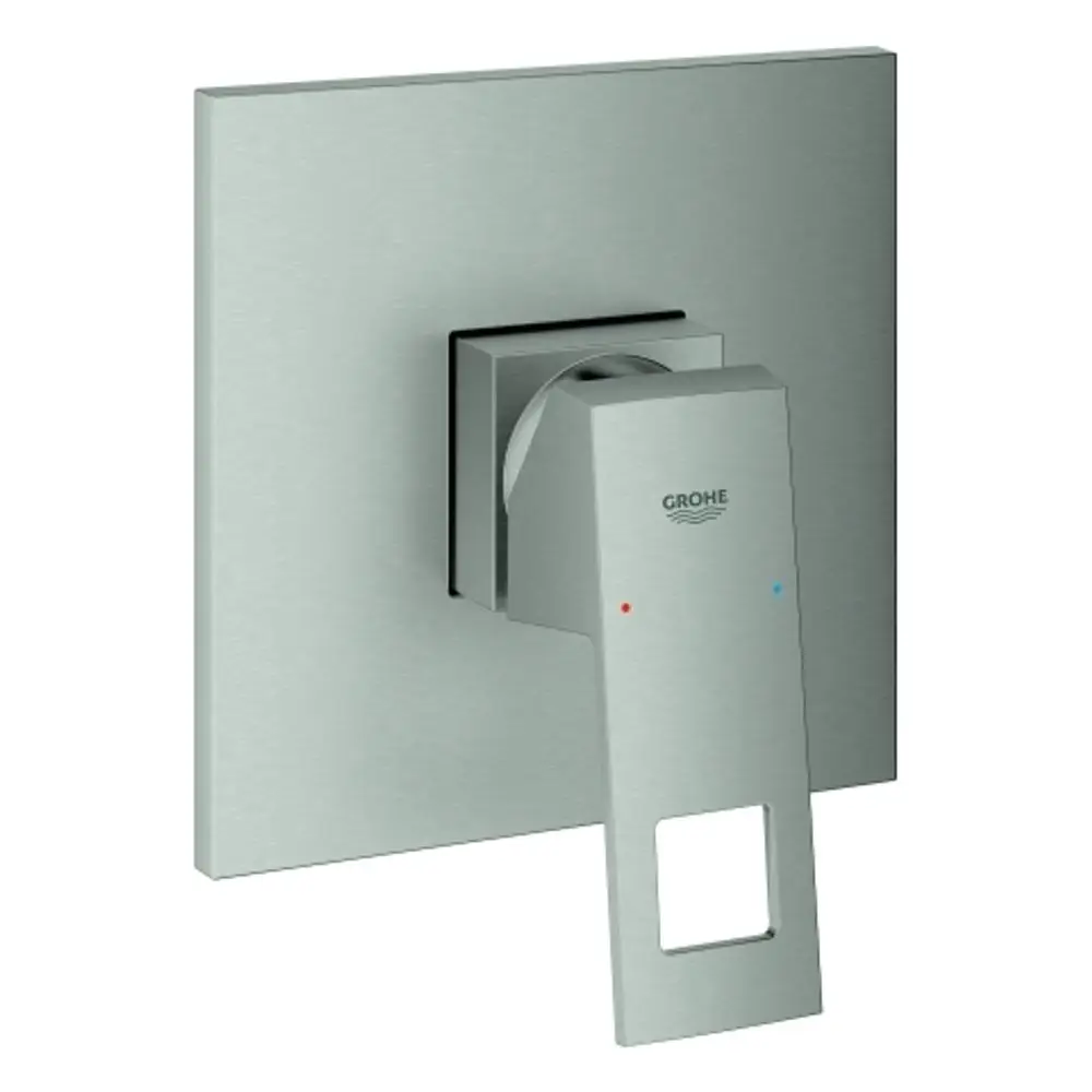 GROHE-Wannenarmatur mit quadratischer Wandplatte und Hebelgriff. Der Griff hat Farbpunkte für heiß und kalt. Oberfläche in Edelstahloptik.