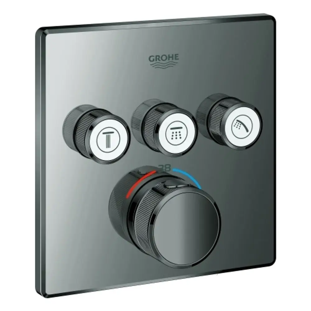 Thermostat-Bedienelement von Grohe in schwarzer Ausführung. Es verfügt über drei Drehknöpfe zur Einstellung von Temperatur und verschiedenen Wasserquellen.