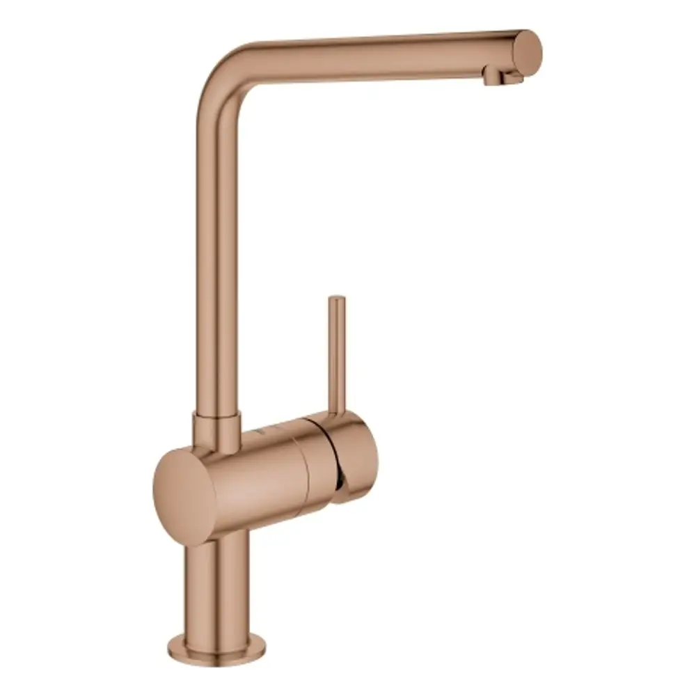 Einhand-Spültischbatterie mit L-Auslauf in gebürstetem Roségold von Grohe. Sie verfügt über einen praktischen Hebel zur Steuerung von Wasserfluss und Temperatur.