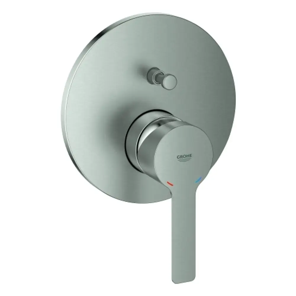 Grohe-Wannenbatterie mit runder Wandplatte und einem Bedienhebel. Die Farbmarkierungen für heißes (rot) und kaltes Wasser (blau) sind deutlich sichtbar.