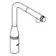 Wasserhahn mit gebogenem Auslauf, aus einem soliden Material, mit einer Spülbrause oben. Produktsymbolik von Grohe sichtbar.