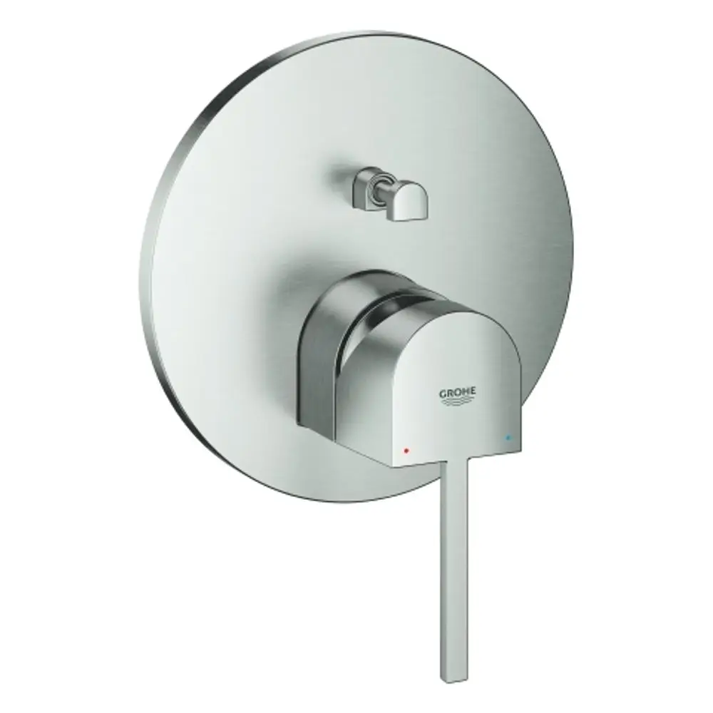 Wannenbatterie von Grohe mit einer runden Wandplatte und einem integrierten Hebel zur Regelung von Wasserfluss und Temperatur. Oberfläche in Edelstahloptik.