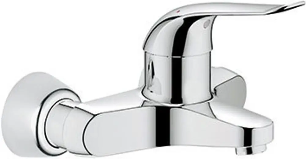 Wandmontierter Wasserhahn in Chromoptik von Grohe mit einem gussstuhlartigen Auslauf. Einhebelbedienung mit klarer Linienführung.