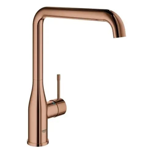 Edelstahl-Faucet in Kupferoptik von Grohe mit hohem Auslauf und einem seitlichen Hebel zur Wasserregulierung. Minimalistisches Design für moderne Küchenumgebungen.