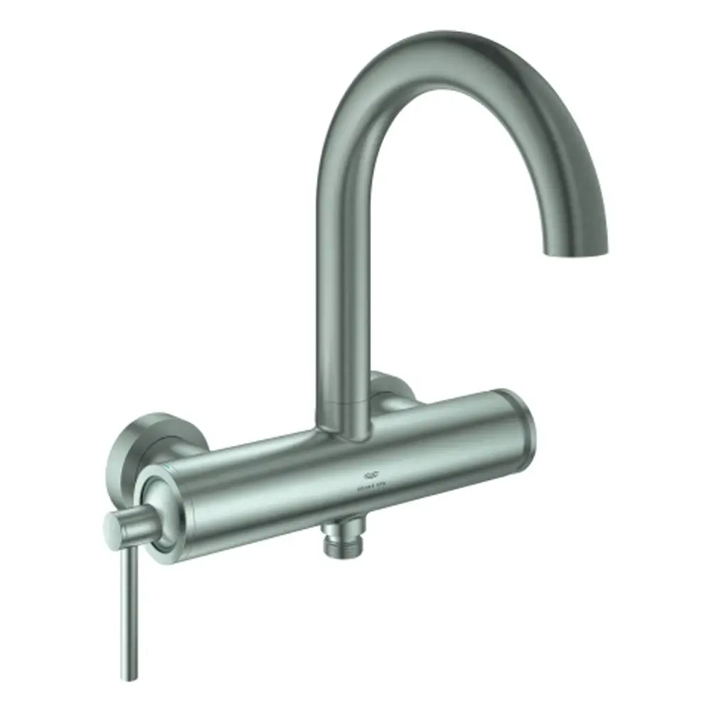 Wandmontierte Einhandbatterie in Edelstahloptik von Grohe, mit hochgebogenem Auslauf und seitlichem Bedienelement, geeignet für die Badewanneninstallation.