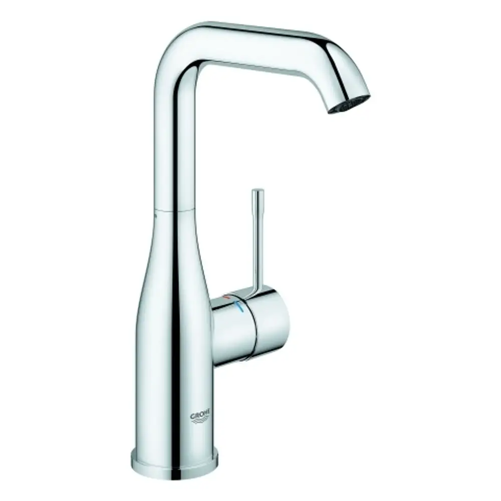 Ein glänzender Chrom-Wasserhahn von Grohe mit einer schlanken Form und einem Hebel zur Steuerung des Wasserflusses, montiert auf einer festen Basis.