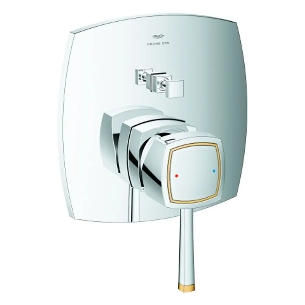 Wannenbatterie von Grohe mit einem verchromten Körper und goldenen Akzenten. Die Steuerung erfolgt über einen Drehregler und zwei zentrale Schalter.