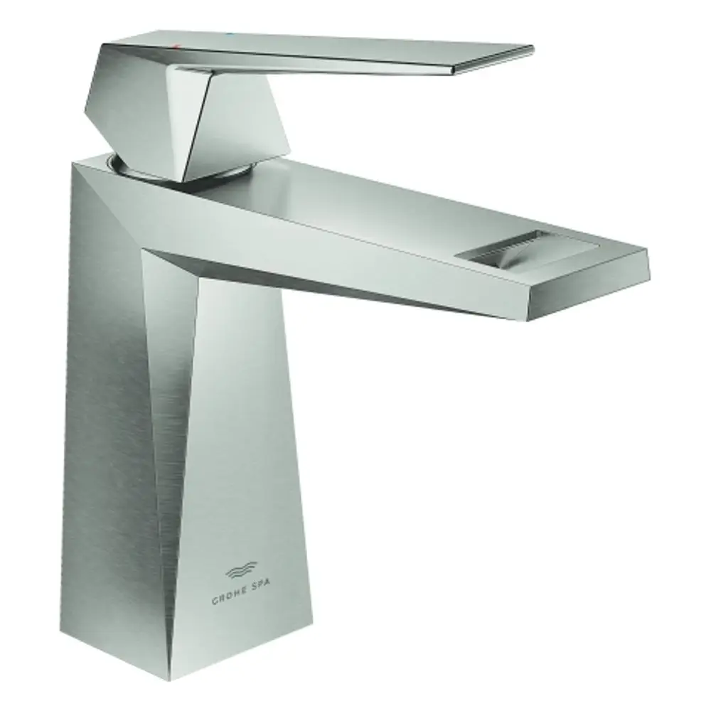 Grohe-Waschtischarmatur mit einem glatten, metallischen Körper und einer rechteckigen, flachen Hebeloberfläche. Der Wasserstrahl wird durch ein schmal gestaltetes Auslaufrohr geleitet.