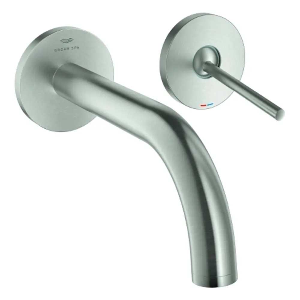Wandbatterie mit einem gebogenen Auslauf und einem seitlichen Hebel zum Regulierens des Wassers, gefertigt von Grohe in mattem Edelstahl-Finish.