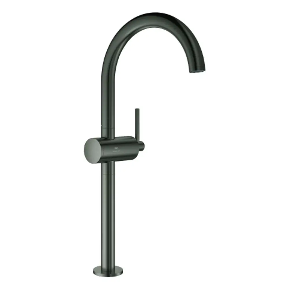 Einhand-Waschtischbatterie in mattschwarzer Ausführung von Grohe mit hoher gewölbter Auslaufstruktur und seitlichem Hebel zur Wasserregulierung.