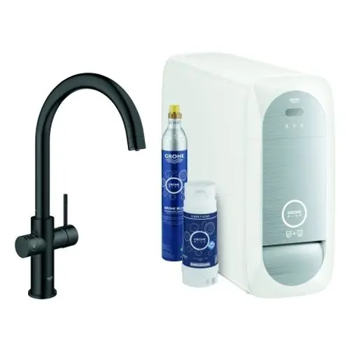 Schwarzer Wasserhahn von Grohe mit seitlichem Hebel, daneben ein Gerät in Weiß mit Zubehör, das Flaschen und Filter enthält, zur Erzeugung von Sprudelwasser.